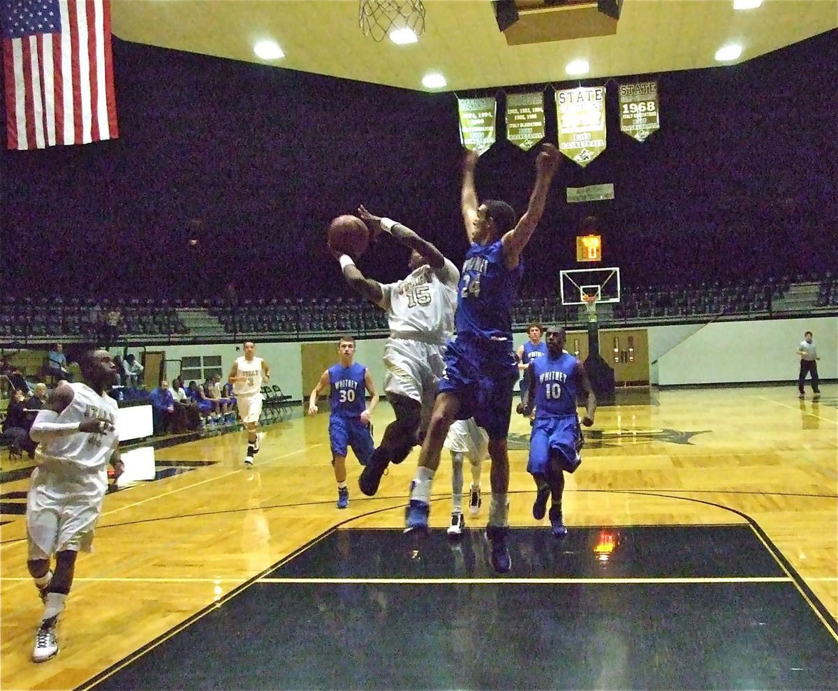 Image: Desmond Anderson(15) executes a manuever in mid-flight — Italy’s Desmond Anderson(15) tries to execute a mid-flight manuever against a Whitney Wildcat with cousin Jasenio Anderson(11) running the wing.