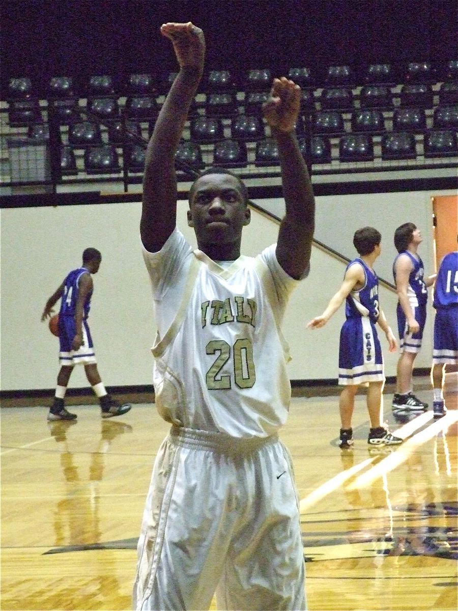 Image: Corrin Frazier — The athletic Corrin Frazier(20) practices his free shots before the game.