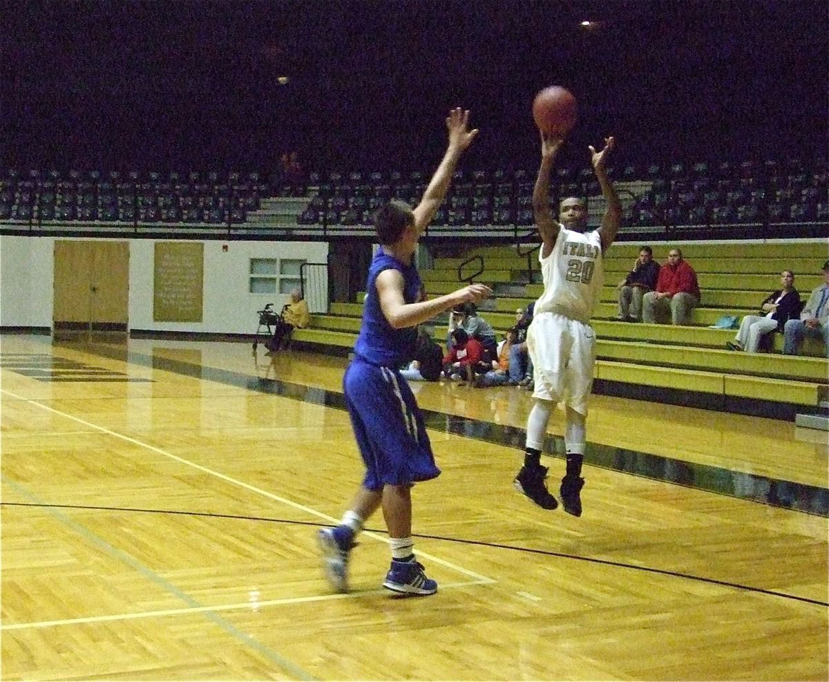 Image: Sephus for three — De’Andre Sephus(20) shoots the deep ball.