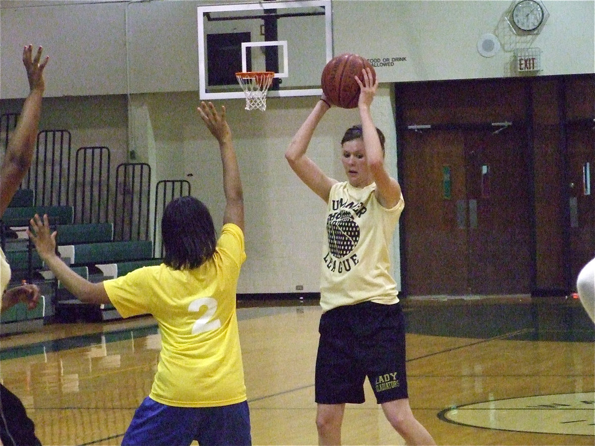 Image: Rossa up top — Italy’s Kaitlyn Rossa tries to move past a Corsicana defender.