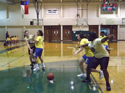 Image: Rossa to Reed — Kaitlyn Rossa bounce passes inside to Jimesha Reed for 2-points against Corsicana.