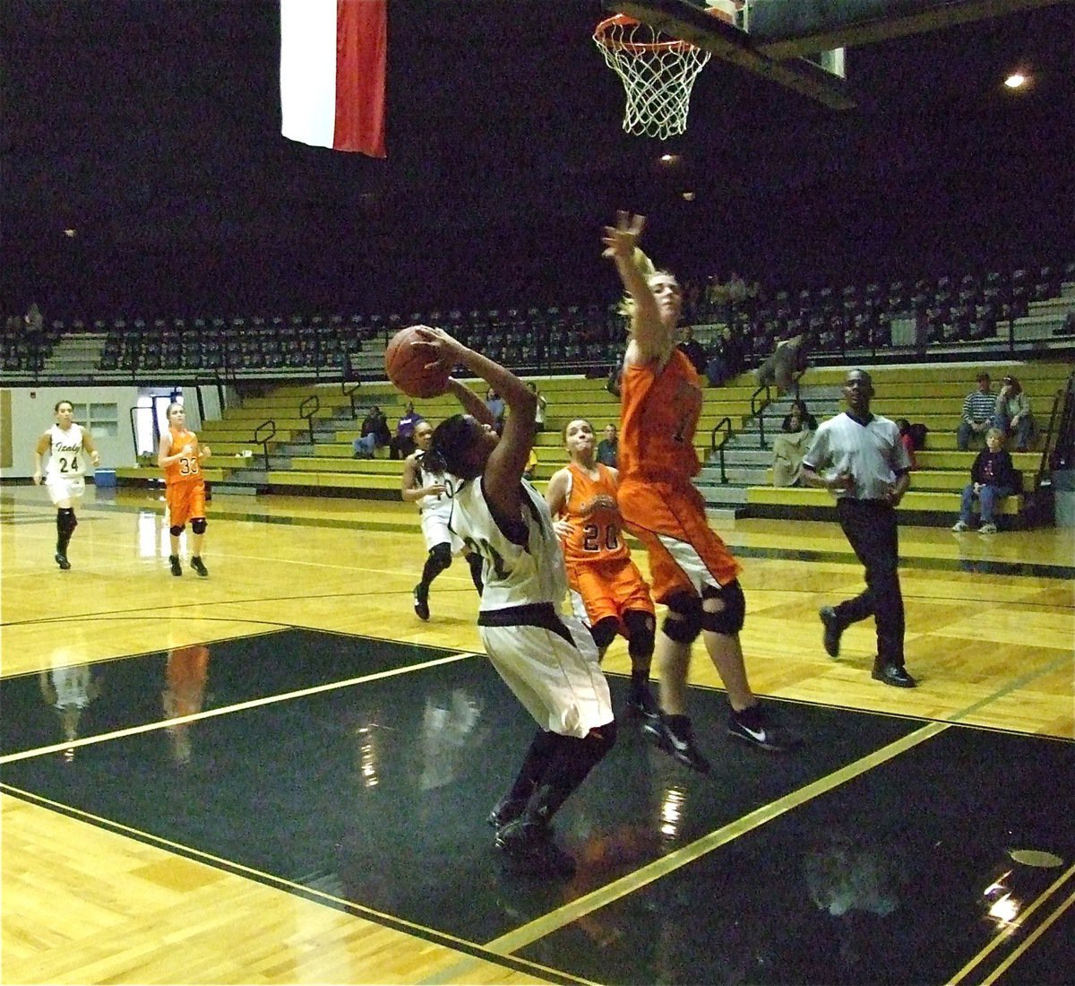 Image: Fleming pump fakes — Jaleecia Fleming(32) fakes the shot and then banks it in for 2 of her 8-points against Aquilla.