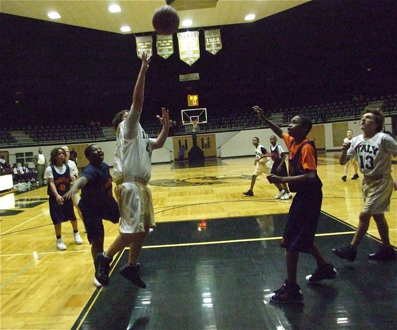 Image: John Byers shoots — Italy’s 7th grade managed several fast break opportunities.