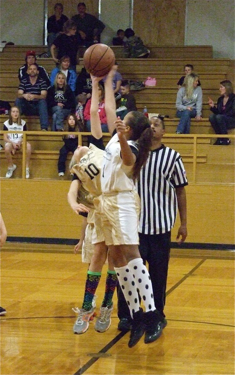 Image: The tip-off — Annie Perry(10) of Italy 14 and Emily Cunningham(1) of Italy 13 jump as high as they can to win the tip-off.