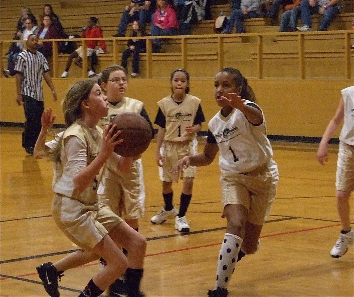 Image: Grace pulls up — Italy 14’s Grace Haight(5) pulls up for a jumper as Italy 13’s Emily Cunningham(1) tries to defend.