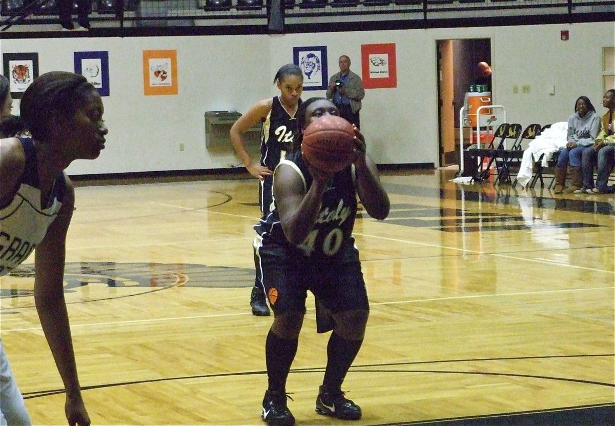 Image: Jimesha impresses — Lady Gladiator Jimesha Reed(40) eyes the basket.