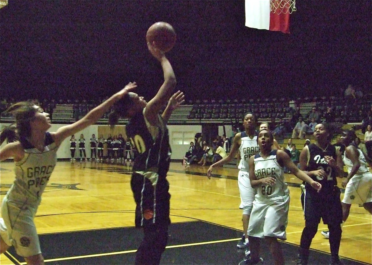 Image: Kyonne shoots — Lady Gladiator Kyonne Birdsong(10) “RISES” against Grace Prep.