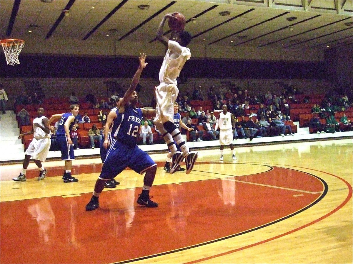 Image: John Isaac helps the Gladiators get a win over Frost — Italy’s John Isaac(10) put in 17-points against Frost during day 2 action of the Kiwanis Classic Basketball Tournament.