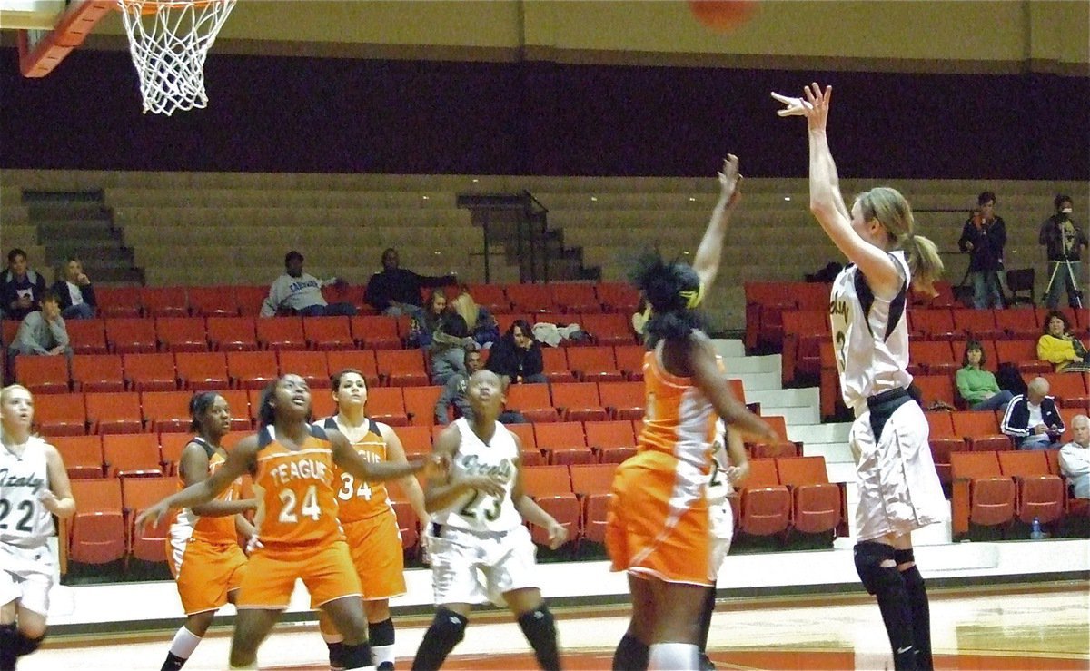 Image: Rossa scores — Lady Gladiator Kaitlyn Rossa(3) pops the shot.