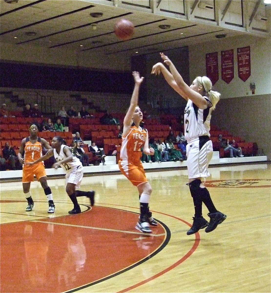 Image: Megan for three — Italy’s Megan Richards(22) heats up from the 3-point line.