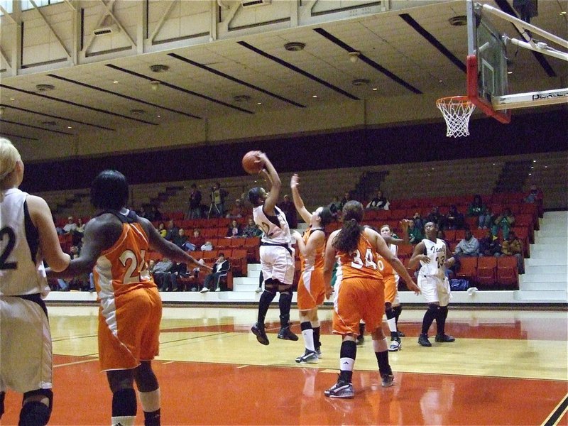 Image: Fleming’s jumper — Count that. Jaleecia Fleming(32) does her best work in the lane.