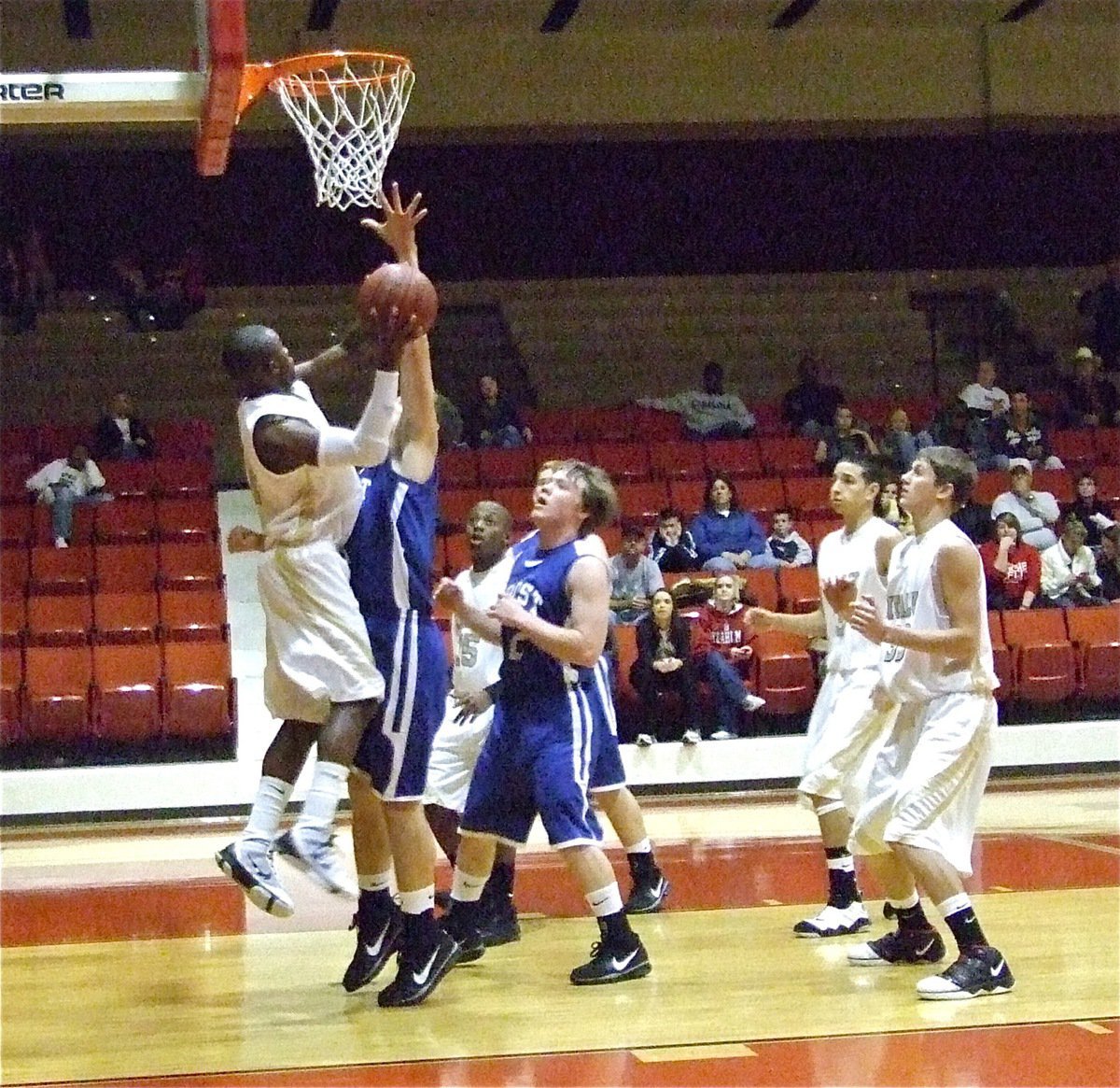 Image: Jasenio backs in — Italy’s Jasenio Anderson turns sideways to get the basket against Frost.