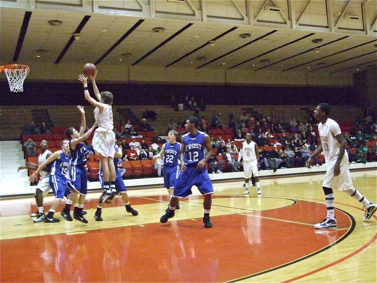 Image: Colton inside — Italy’s Colton Campbell(5) stretches above the Polar Bear defense.