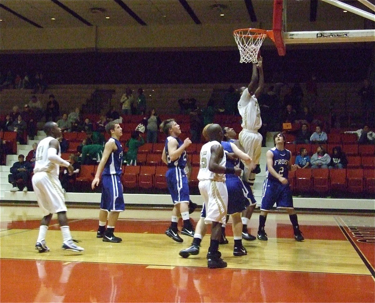 Image: Isaac’s layup — Italy’s John Isaac(10) scores easily inside.