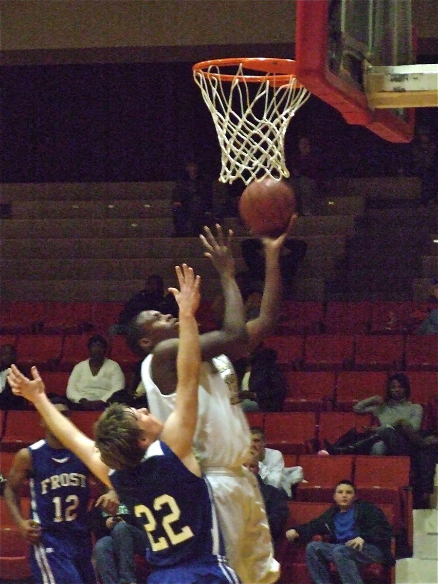 Image: “Big man on campus” — Italy center Larry Mayberry(13) was the big man on Navarro College’s campus.