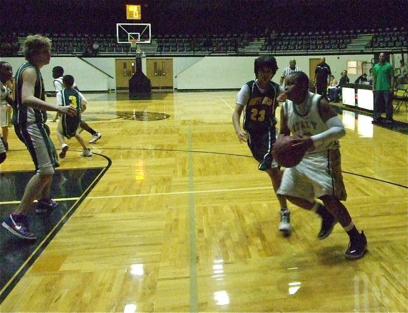 Image: Darol drives baseline — Mayberry makes a move on the baseline.