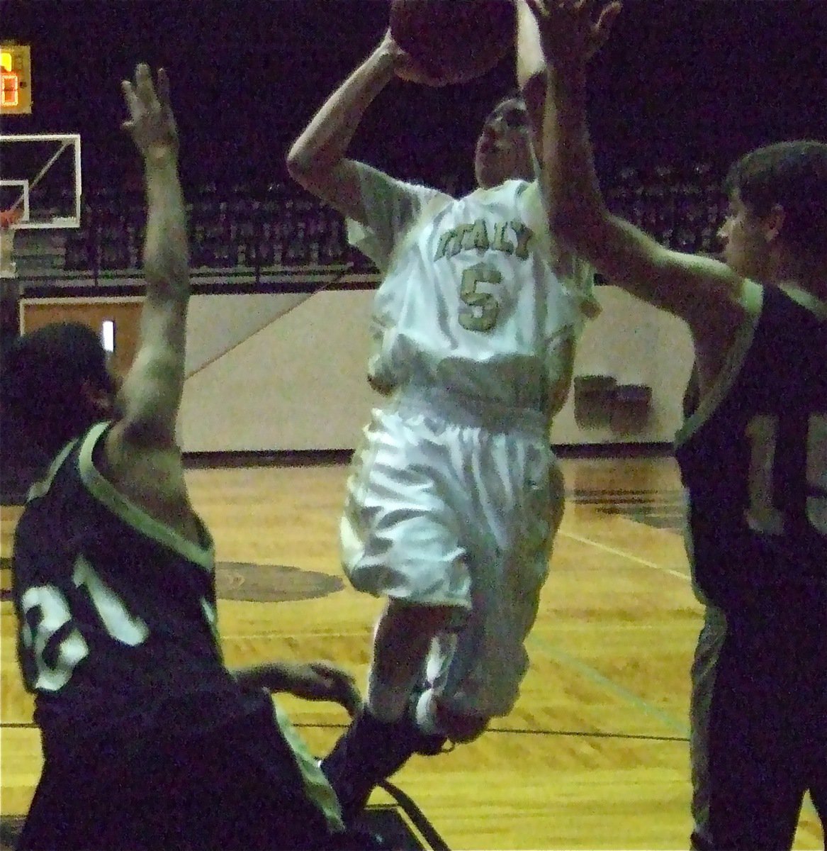 Image: Itson in traffic — Bubba contorts in the lane for 2-points.