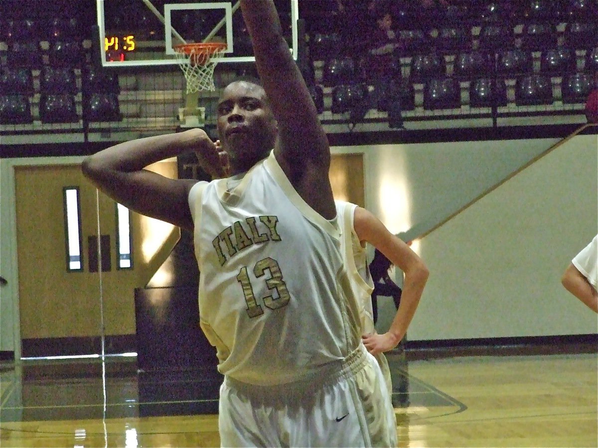 Image: Larry tries to will it in — Larry Mayberry is the man in the middle for Italy’s JV squad.