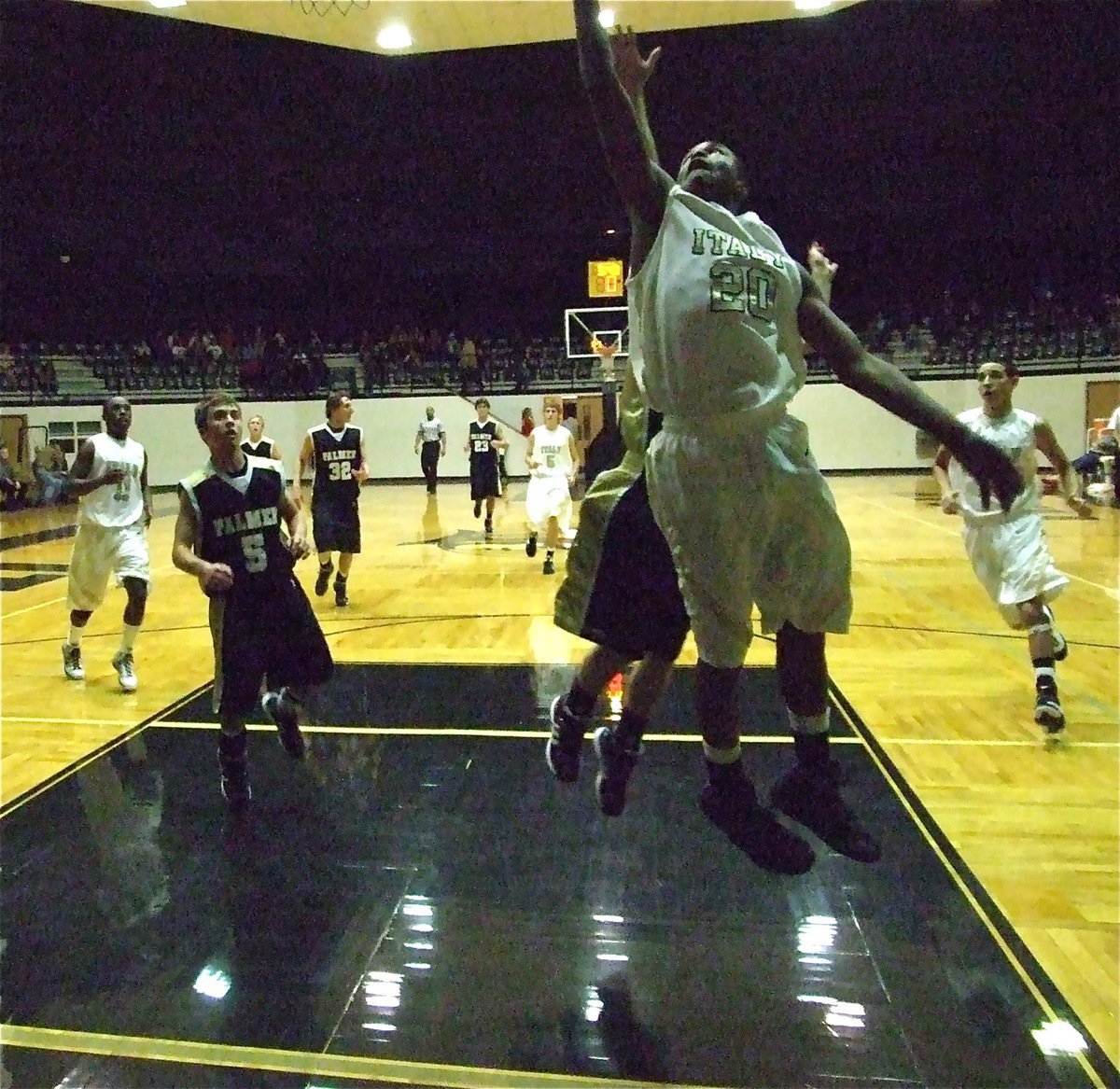 Image: De’Andre drives — Sephus takes it to the hole against Palmer.