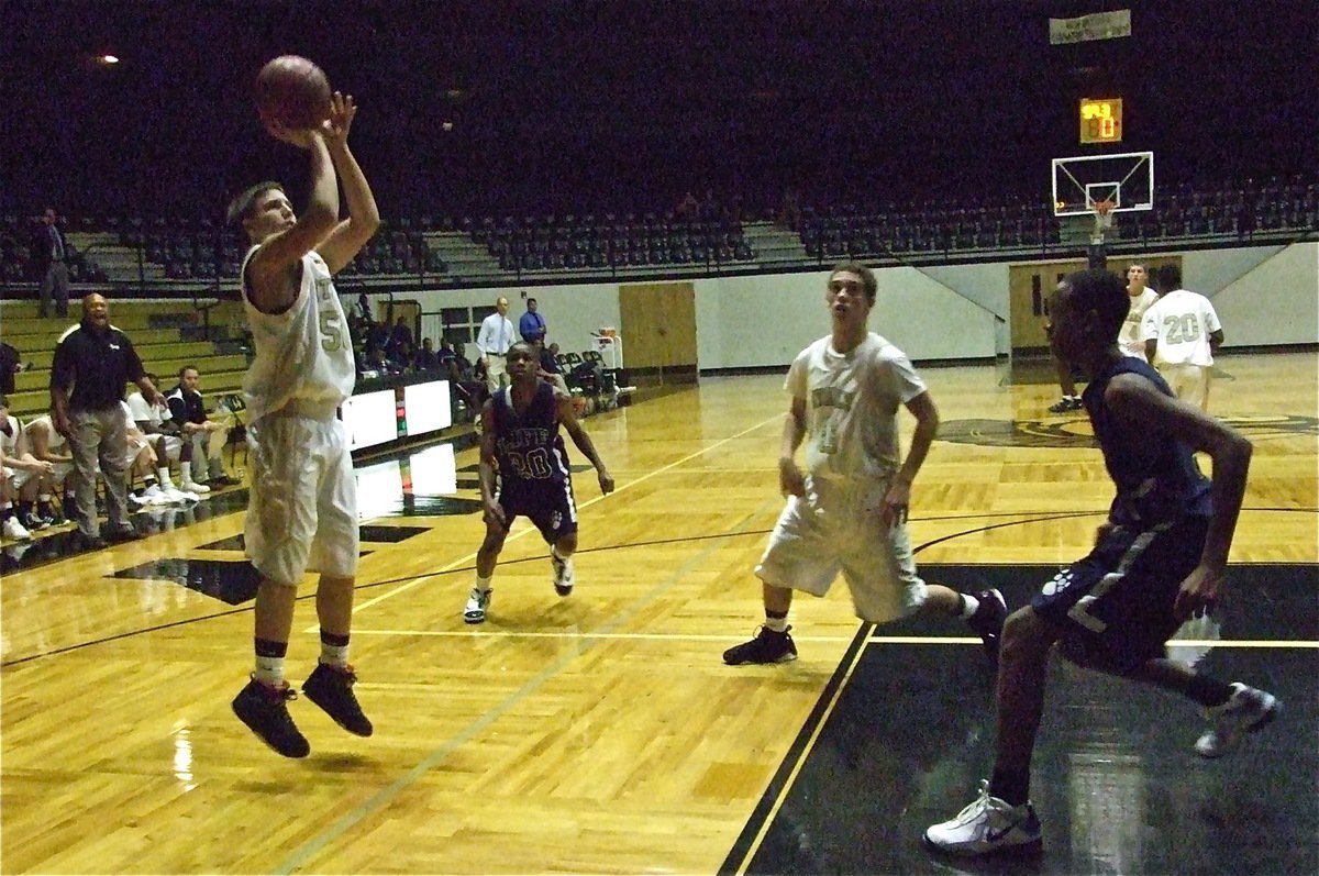 Image: Kyle’s baseline attempt — Jackson takes a shot from the baseline before the Lions can react.