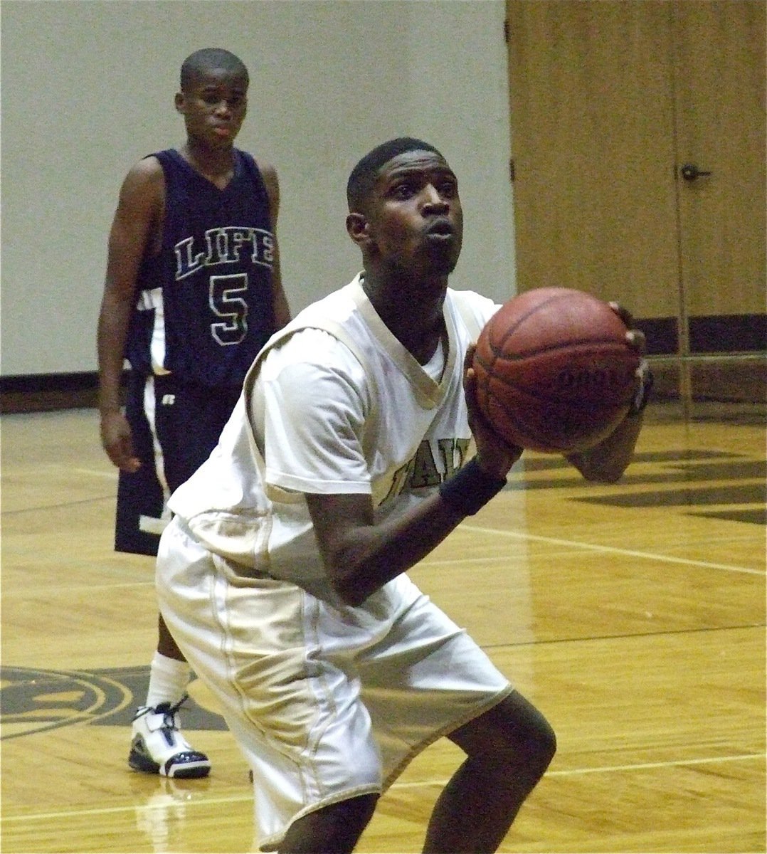 Image: Ta’Cory impresses — Italy JV Gladiator Ta’Cory Green(33) knocks down two free throws against Dallas Life.