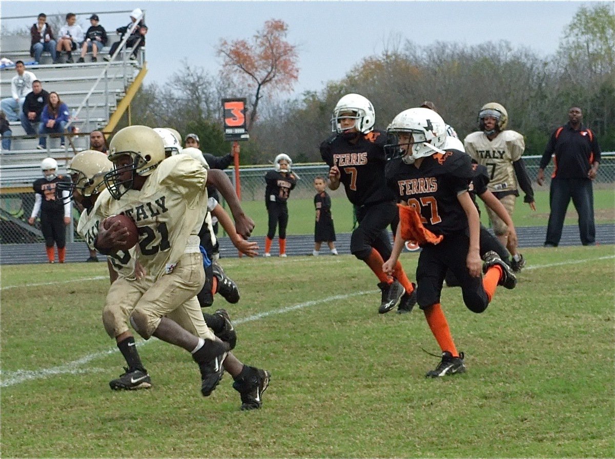 Image: Smith in the Superbowl — Taron Smith(21) follows teammate James McIntyre(10) around the left left turn on their way to a 19-0 win in the Superbowl.