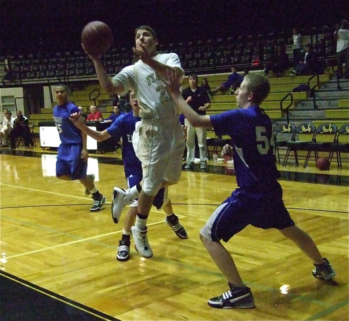 Image: Ethan hangs around — Ethan Saxon pulls up for 2-points.