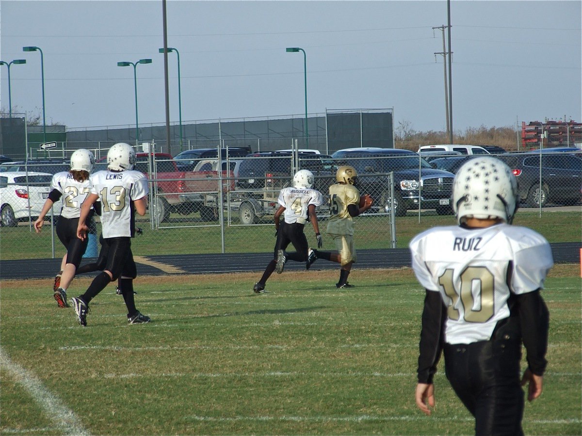 Image: Norwood catches T.D. — Ken Norwood, Jr.(25) smoothly catches a pass from Austin Maynard for the 2-point conversion to give Italy a 16-7 advantage in the Wildcard game.