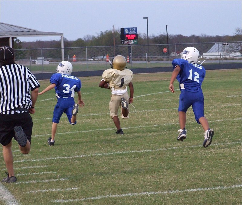 Image: Norwood is gone — Kendrick Norwood(1) blazes a path to the endzone for 6-points after catching a Tylan Wallace pass.