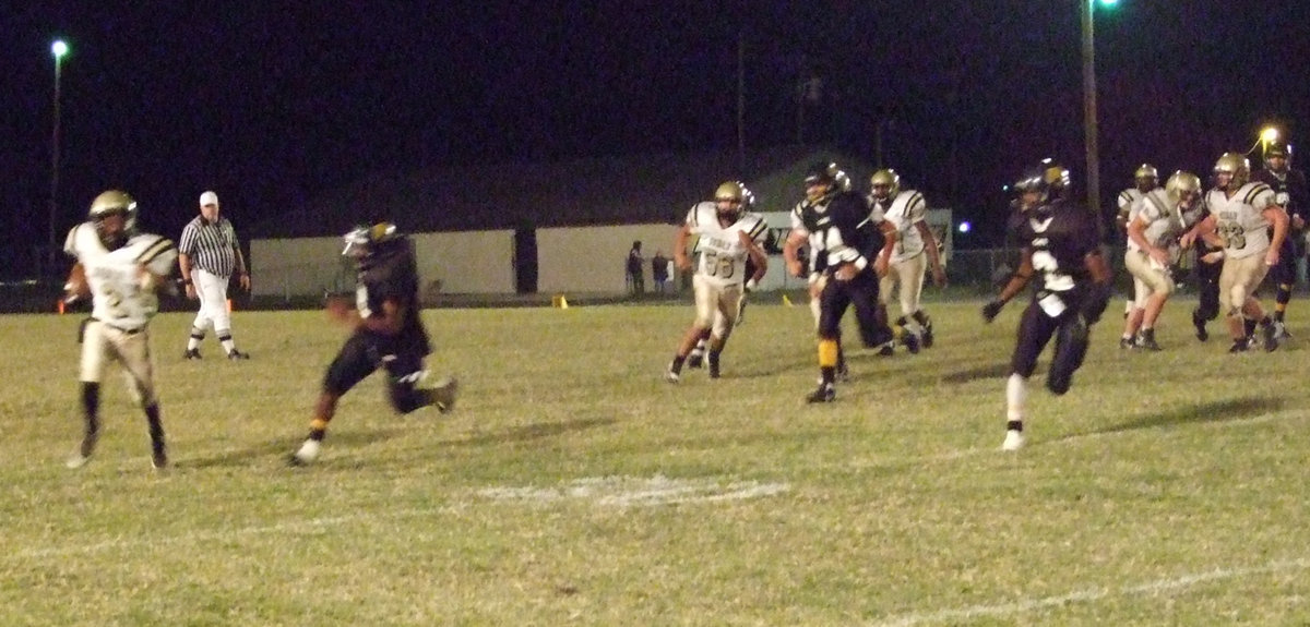 Image: Clemons confuses Cats — Heath Clemons(2) picks up nice yardage on a trick play by Italy.