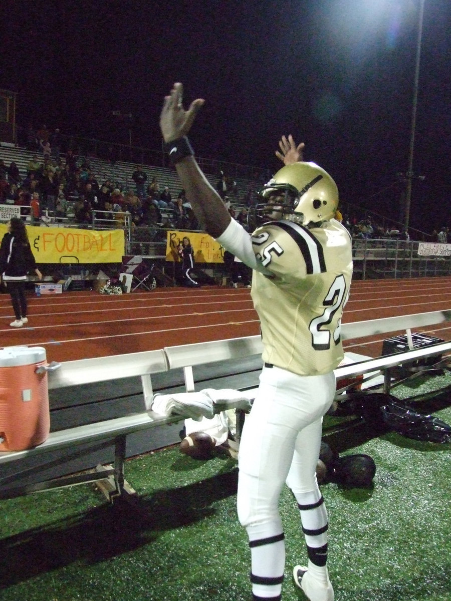 Image: Pump up the volume — #25 Corrin Frazier had the crowd shouting for the Gladiators.