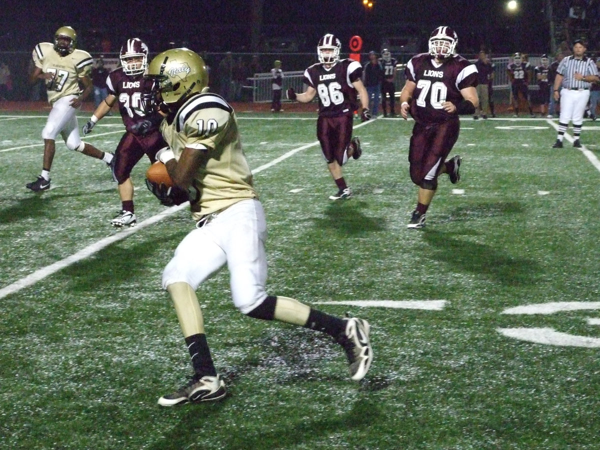 Image: John gets open — Italy’s #10 John Isaac gets yards after the catch.