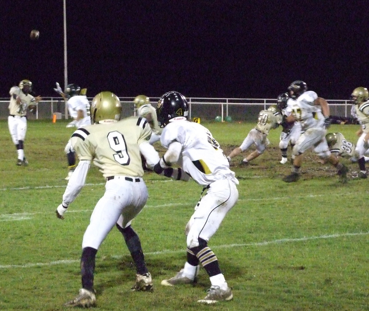 Image: Anderson to Aaron — Anderson passes to Aaron Thomas(9) against the Dawson Bulldogs.