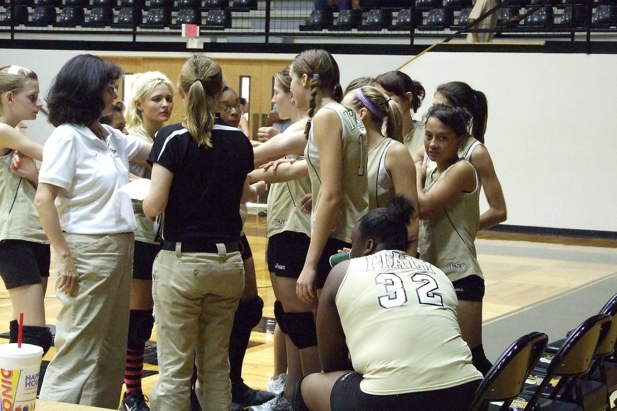 Image: Italy JV Volleyball — The Italy JV huddle up during the game.