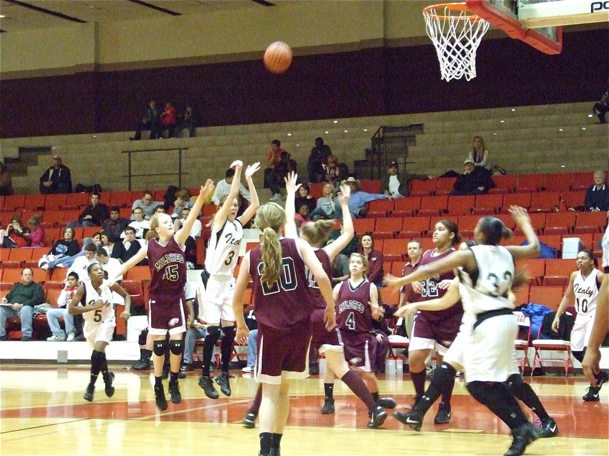 Image: Rossa hits again — Trying to spark a comeback, Italy’s Kaitlyn Rossa(3) nails the jumper.