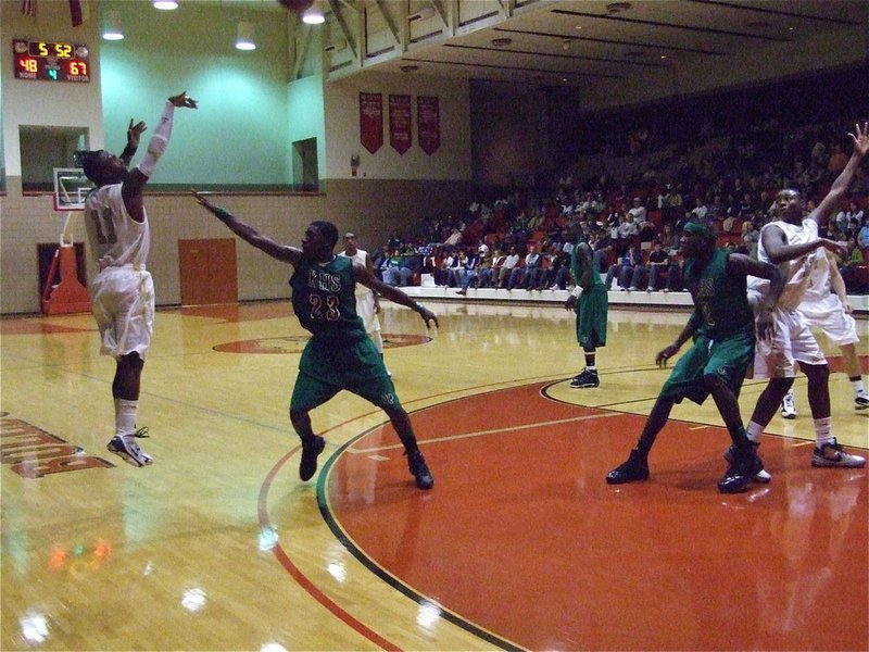 Image: Jasenio for three — Italy’s Larry Mayberry(13) tries to get open on the block while Jasenio Anderson(11) shoots one from downtown.