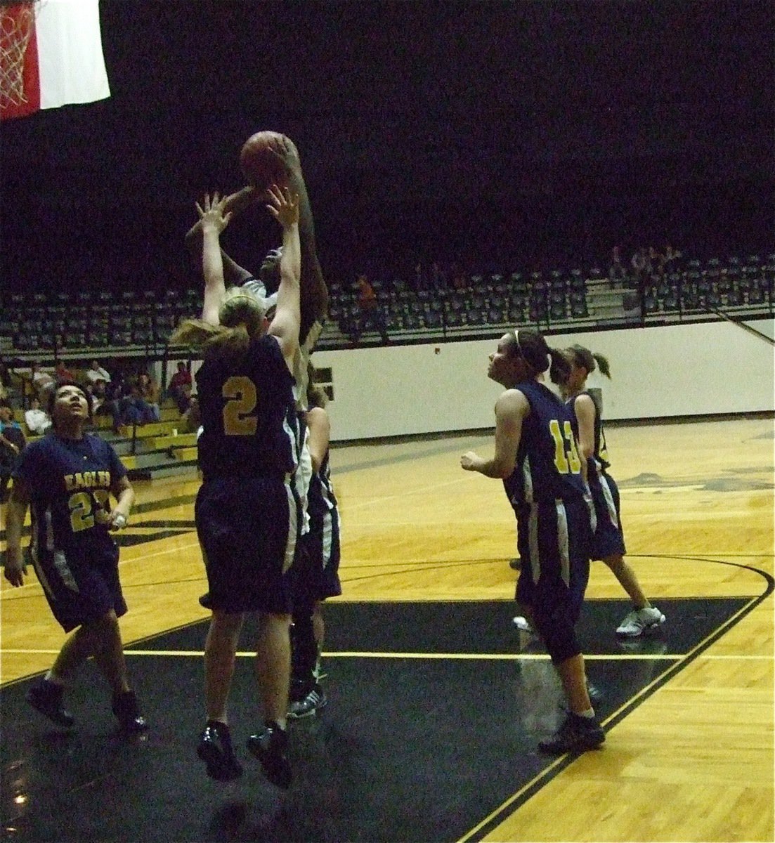 Image: Reed rises — You can’t stop her! Jimesha Reed(40) scores again.