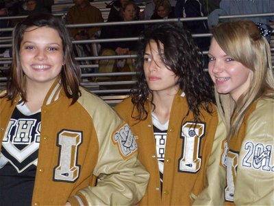 Image: Gorgeous in gold — Italy’s Cheerleaders tried to stay warm on a night that turned bitterly cold for Axtell.