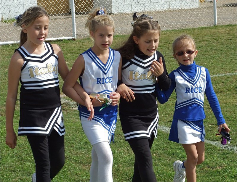 Image: Cheermanship — IYAA cheerladers show good sportsmanship by getting to know the Rice cheerleaders.