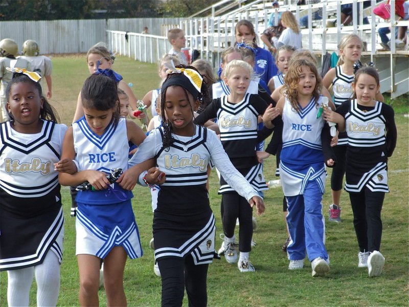 Image: Mighty Cheerleaders — Italy and Rice cheerleaders spread the cheer.