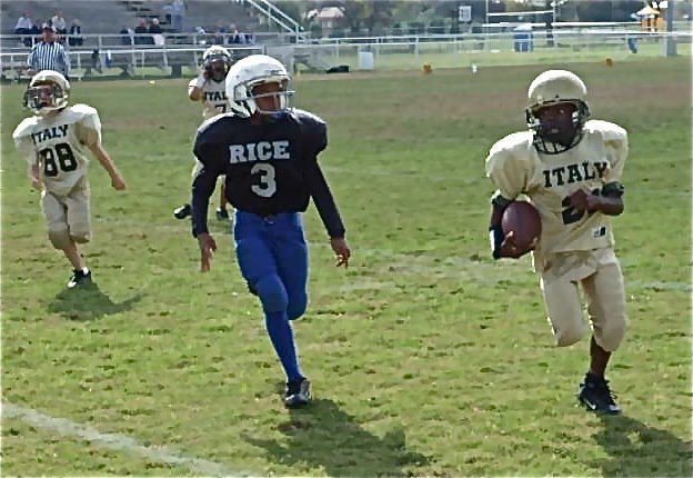 Image: 21 to the 1 — Taron Smith(21) carries the ball to the 1-yard line of the Bulldogs.