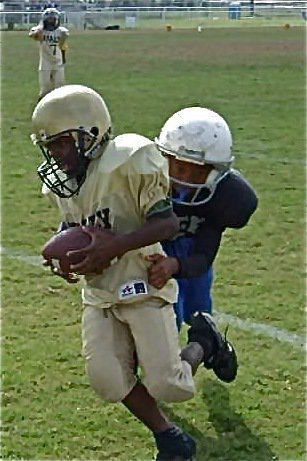 Image: Taron starts to dive — Taron Smith tries to reach for the pylon.