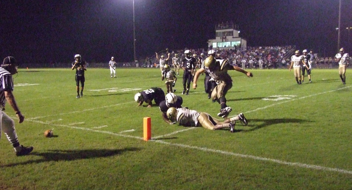 Image: What a run! — Fleet footed Jasenio Anderson left several Tigers licking their tails as he juked them out of their stripes on the his way to the 6 inch line.