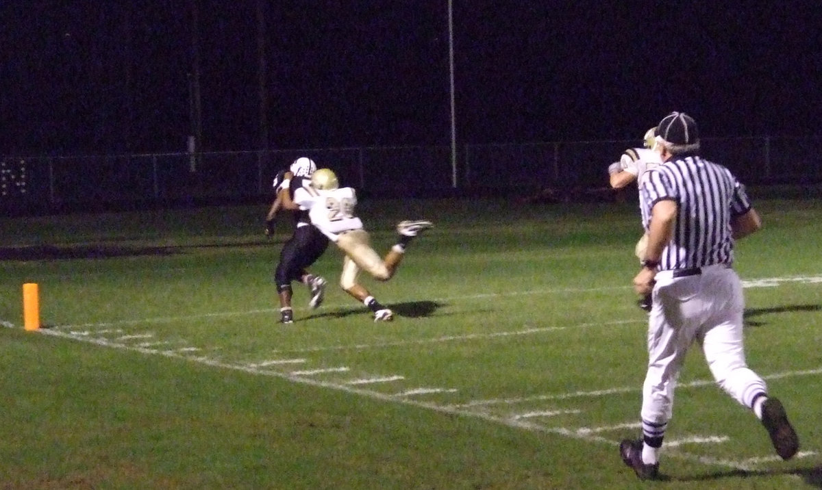 Image: Malakoff makes it — Deandre Sephus(20) tries to drag down a Tiger before he scores.