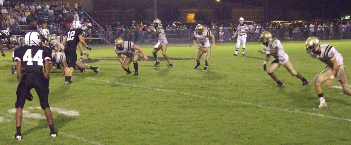 Image: Here comes Italy! — Italy’s offense stormed into the Tiger stadium putting 48-points on the board. Unfortunately, Malakoff scored 50.