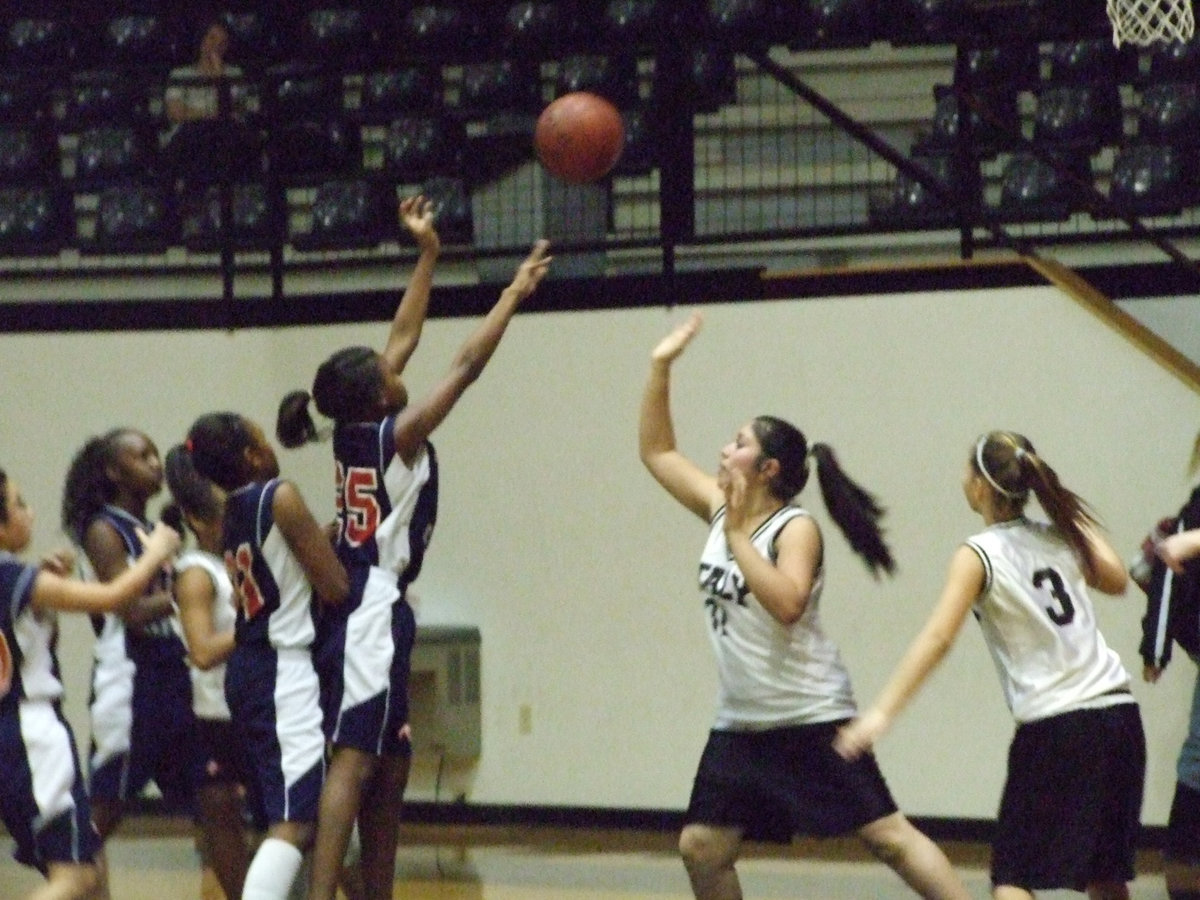 Image: The Monserrat Swat — Italy’s #31 Monserrat Figueroa goes for the block against a Red Oak Life player.