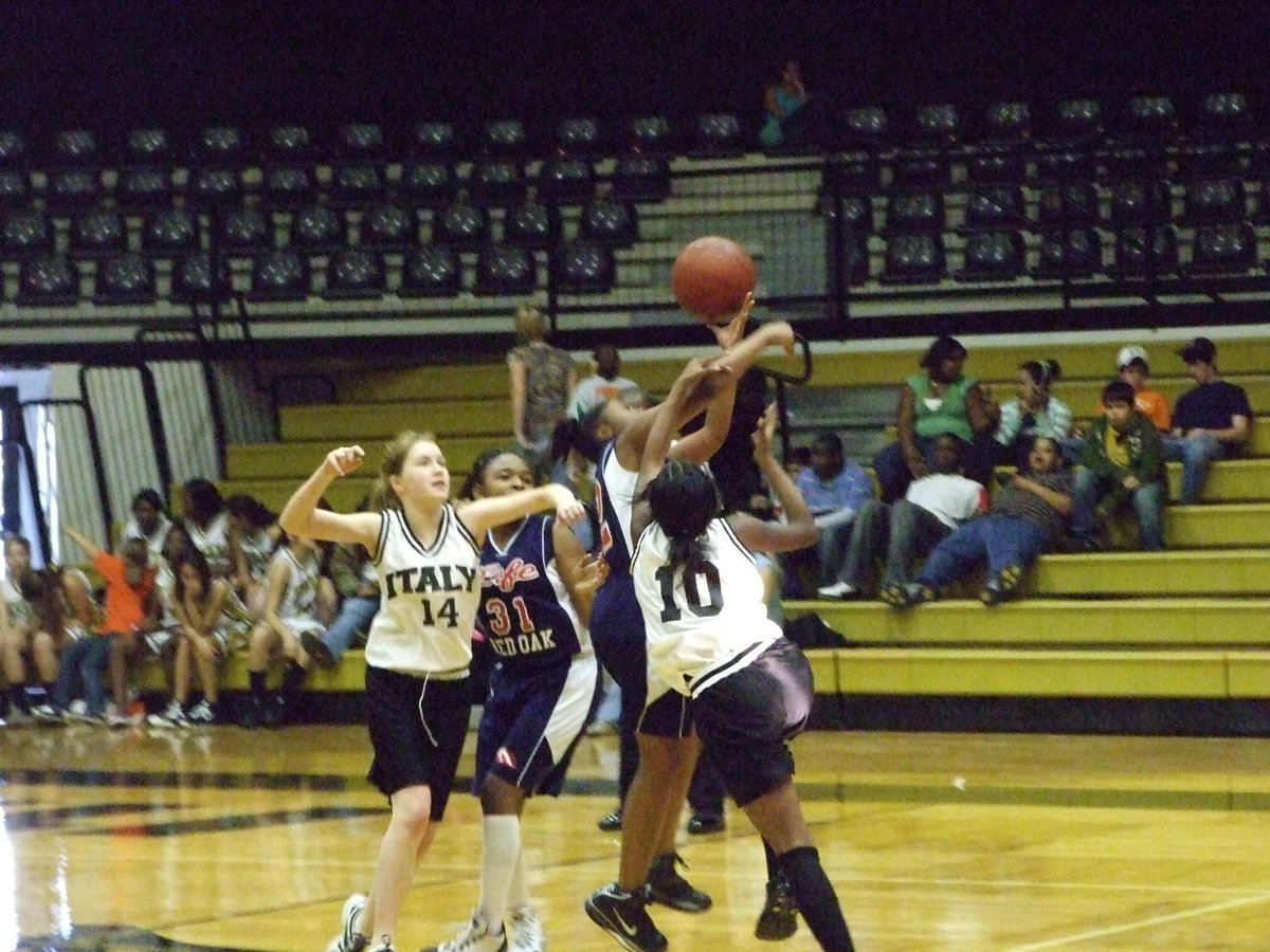 Image: Elbows And Ribbons — Italy’s #14 Taylor Turner and #10 Kendra Copeland tangle with two Red Oak Life defenders at midcourt.