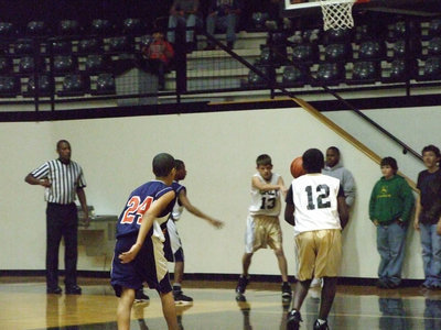 Image: Wood Inbounds — Italy’s #13 Justin Wood inbounds to #12 Deiondre Cochran.