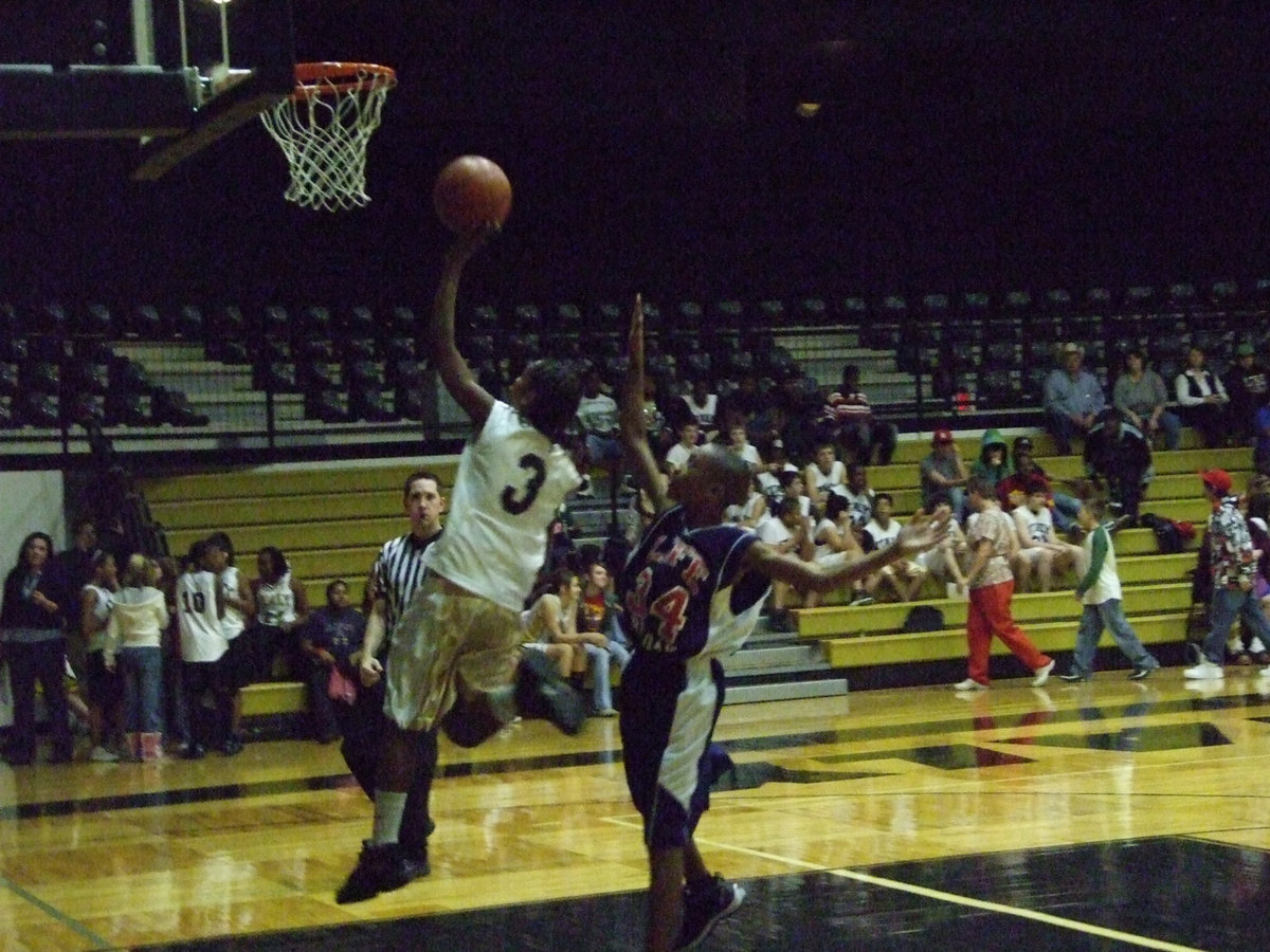 Image: Robertson Scores — Italy’s #3 Trey Robertson gallops past a Mustang.