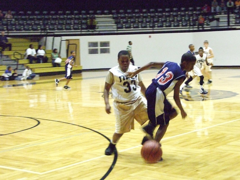 Image: Mayberry Strips Ball — Italy’s #33 Darol Mayberry uses his lightning-quick hands to punch the ball out for a steal.